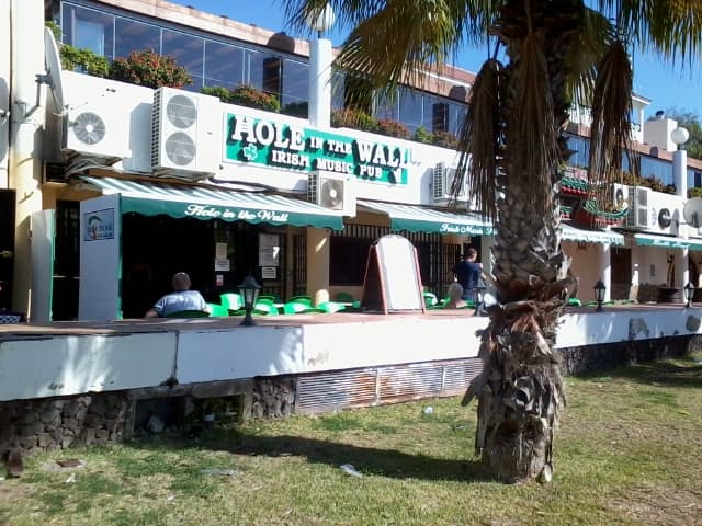 Hole in the Wall Irish Pub