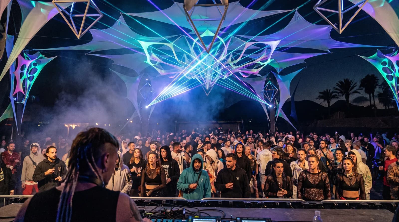 Ambiente de festival de techno en escenario principal